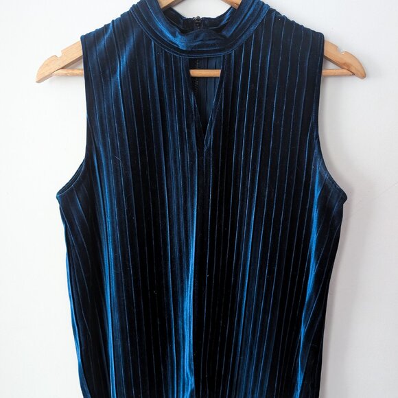 Velvet Sleeveless Keyhole Top – Size M - Picture 2 of 5